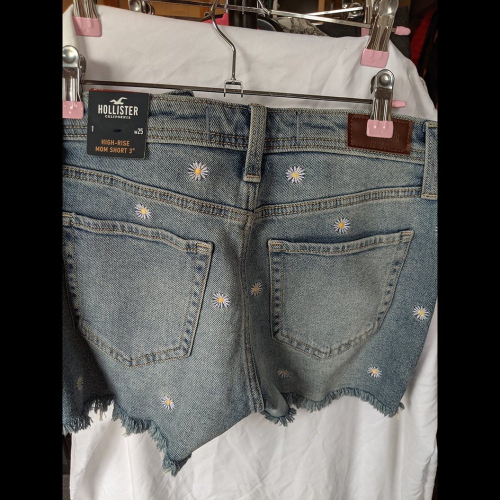 Hollister *NWT* High-Rise Mom Shorts w/ Daisy Print Size 1 - Picture 4 of 6